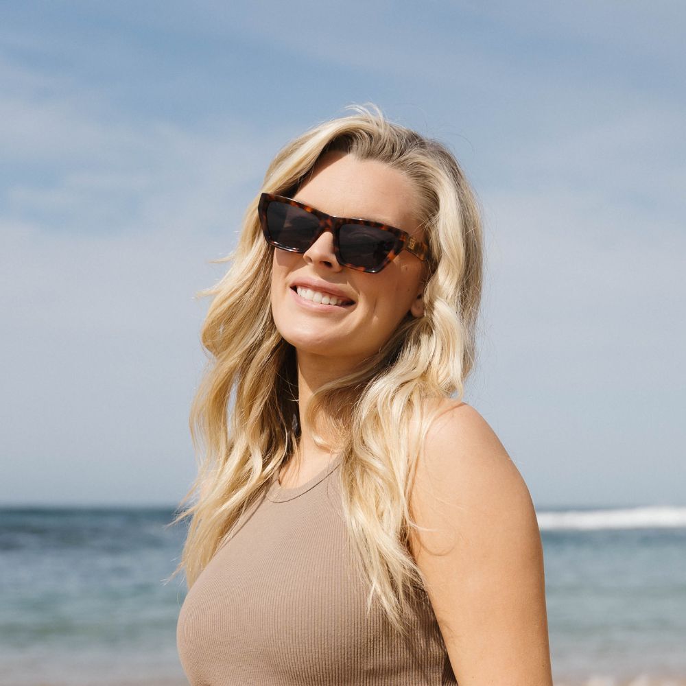 BEYOND SUNKISSED - Bio Acetate Tortoise Frame l Black Polarised Lens - Soek Fashion Eyewear Europe