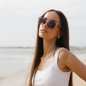 LILA GRACE CHAMPAGNE l Brown Gradient Lens l Walnut Arms - Soek Fashion Eyewear Europe