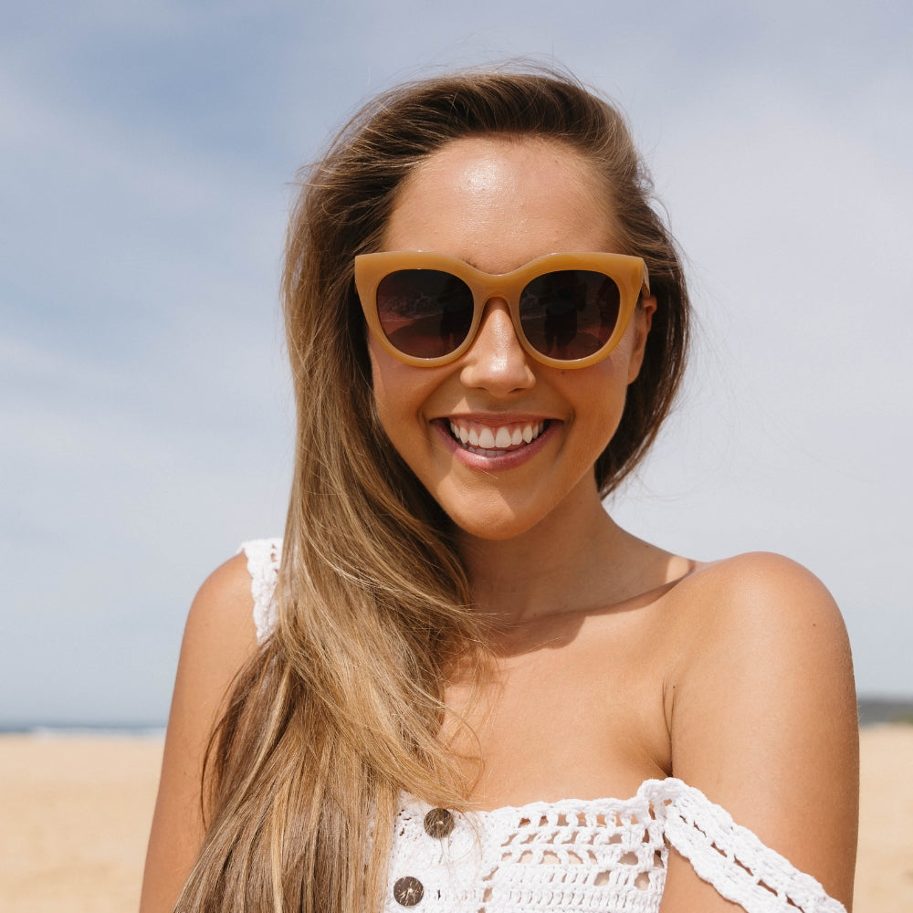 MILLA CARAMEL Brown Gradient Lens l Walnut Arms - Soek Fashion Eyewear Europe