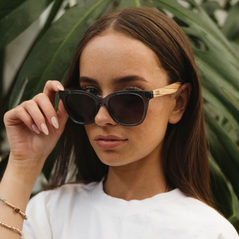 LILA GRACE MIDNIGHT BLUE l Smokey Gradient Lens l Walnut Arms - Soek Fashion Eyewear Europe