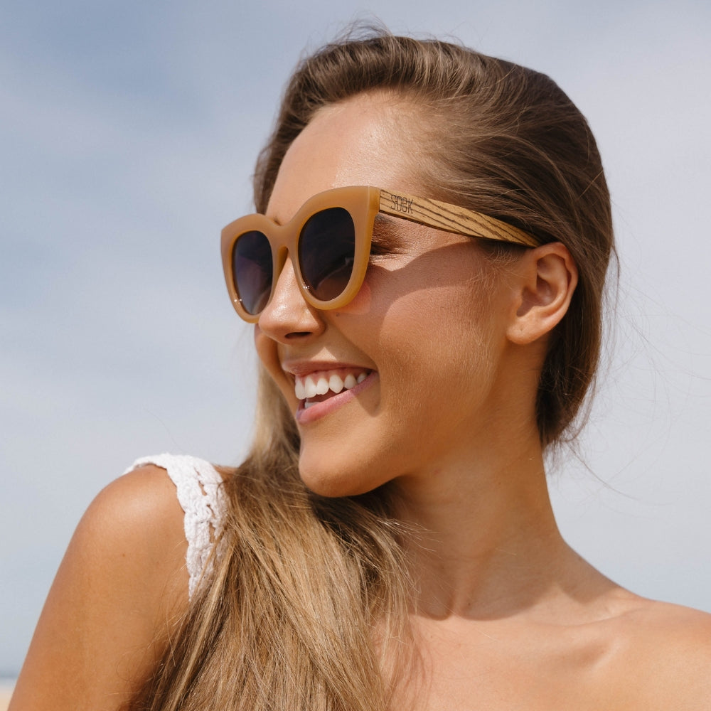 MILLA CARAMEL Brown Gradient Lens l Walnut Arms - Soek Fashion Eyewear Europe