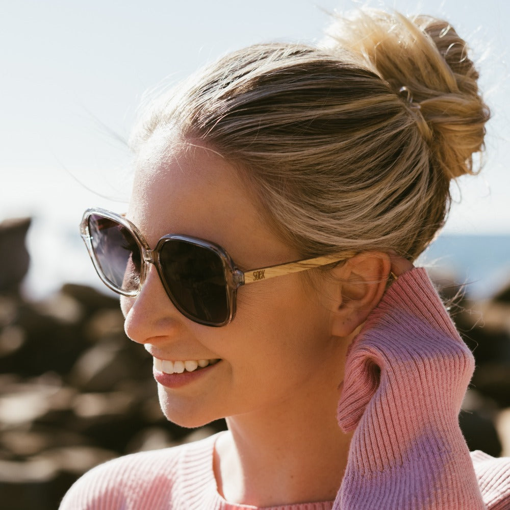 SCARLETT GREY MIST Grey Lens l Walnut Wood Arms - Soek Fashion Eyewear Europe
