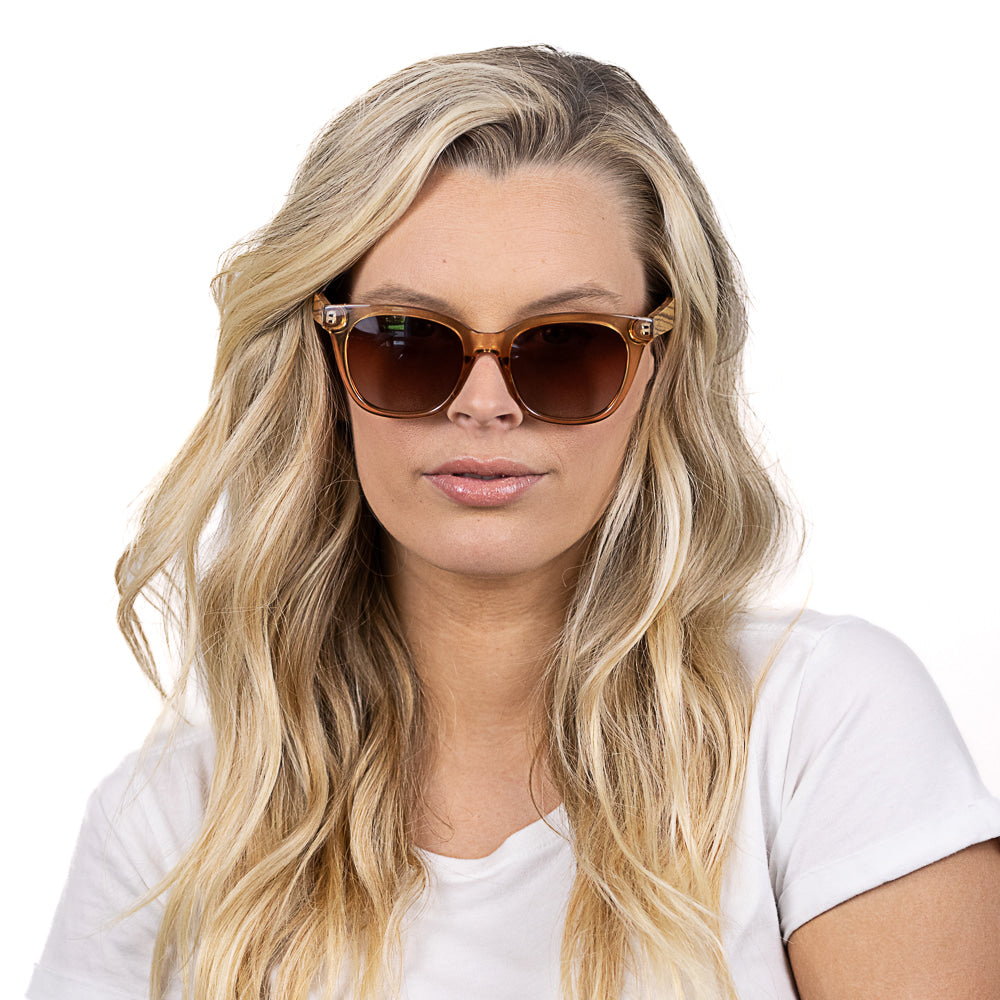 LILA GRACE CHAMPAGNE l Brown Gradient Lens l Walnut Arms - Soek Fashion Eyewear Europe
