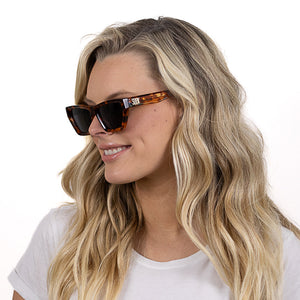 BEYOND SUNKISSED - Bio Acetate Tortoise Frame l Black Polarised Lens - Soek Fashion Eyewear Europe