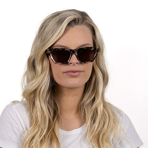 BEYOND SANDSTONE - Plant Based Ivory Tort Frame l Black Polarised Lens - Soek Fashion Eyewear Europe