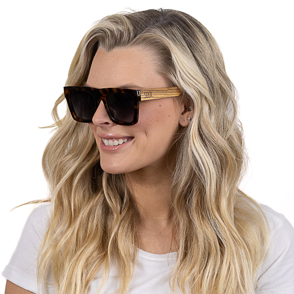 ROCCO TORT l Black Polarised Lens l Walnut Arms - Soek Fashion Eyewear Europe