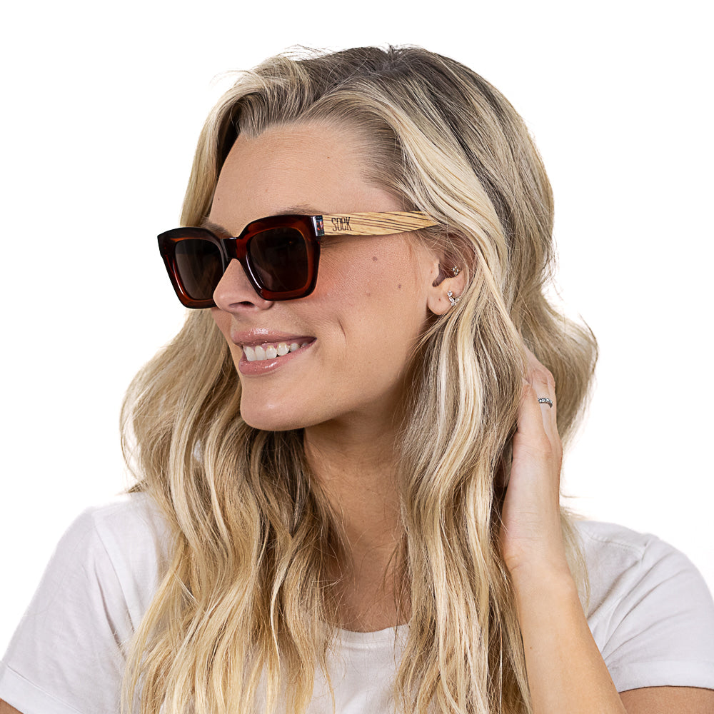 ZAHRA AUBURN l Smoky Polarised Lens l Walnut Arms - Soek Fashion Eyewear Europe
