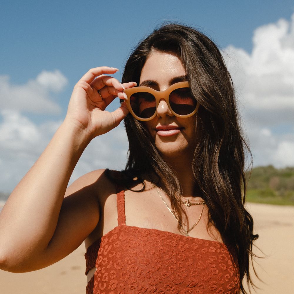MILLA CARAMEL Brown Gradient Lens l Walnut Arms - Soek Fashion Eyewear Europe