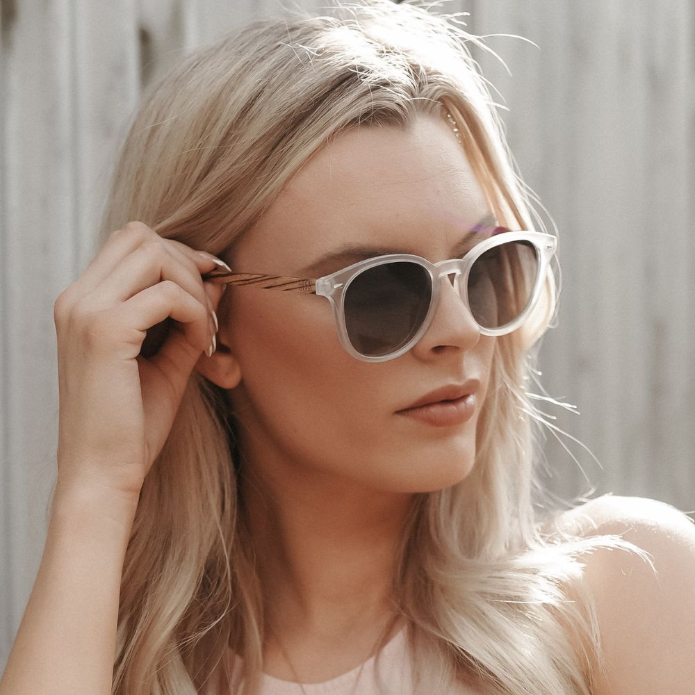 TAINE FROST Khaki Lens l Walnut Arms - Soek Fashion Eyewear Europe