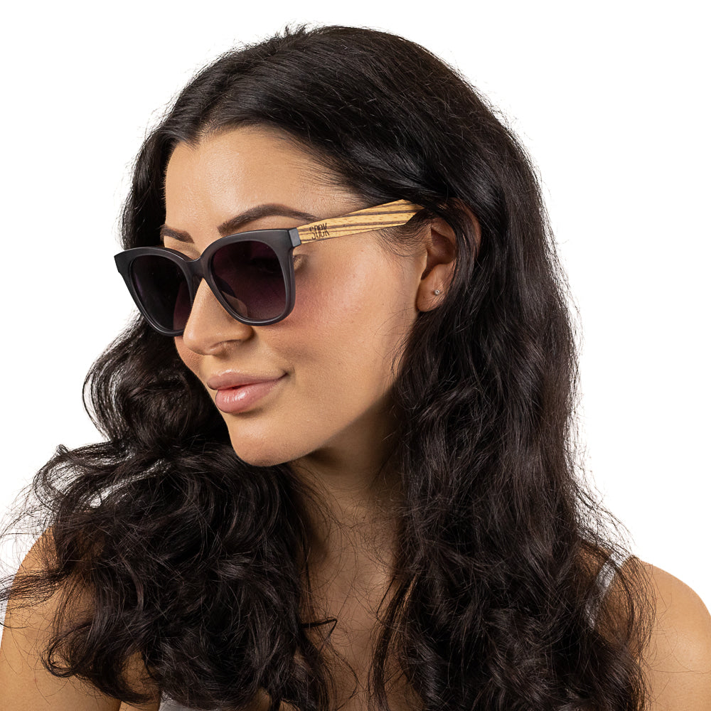 LILA GRACE CHARCOAL GREY l Black Gradient Lens l Walnut Arms - Soek Fashion Eyewear Europe