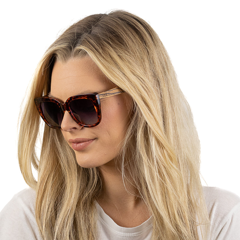 RIVIERA TORTOISE  Black Graduated Lens l Walnut Arms - Soek Fashion Eyewear Europe