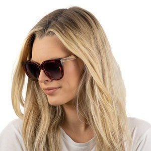 RIVIERA TORTOISE  Black Graduated Lens l Walnut Arms - Soek Fashion Eyewear Europe