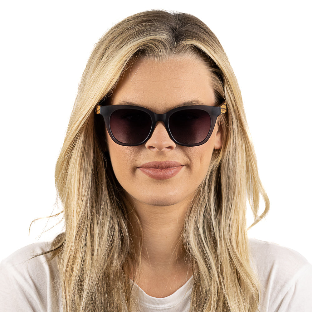 LILA GRACE CHARCOAL GREY l Black Gradient Lens l Walnut Arms - Soek Fashion Eyewear Europe