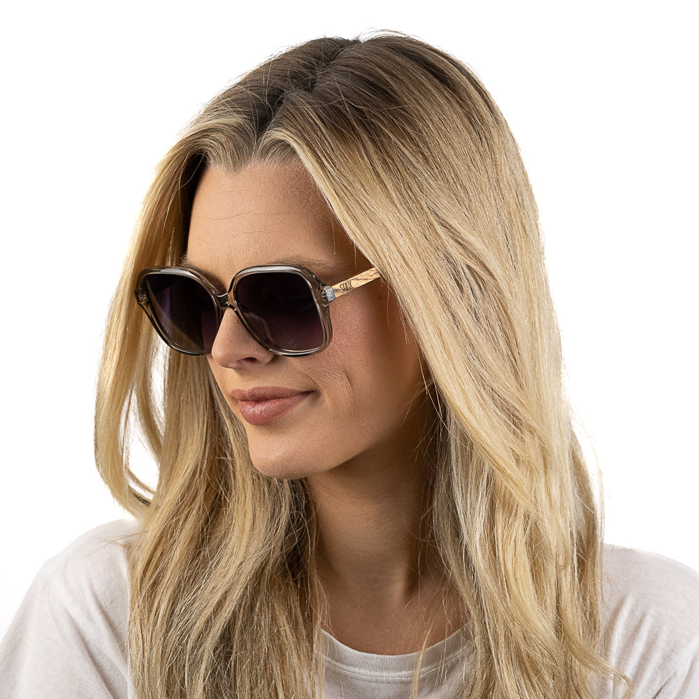 SCARLETT GREY MIST Grey Lens l Walnut Wood Arms - Soek Fashion Eyewear Europe