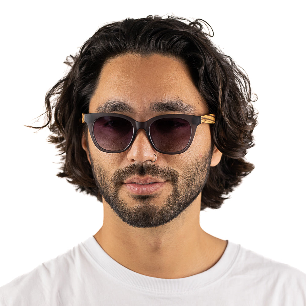 LILA GRACE CHARCOAL GREY l Black Gradient Lens l Walnut Arms - Soek Fashion Eyewear Europe